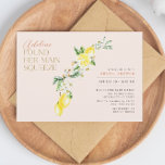 Lemon Citrus Main Squeeze Blush Bridal Shower 招待状<br><div class="desc">Main Squeeze a unique take on a beautiful invitation, featuring an arrangement of lemons, flowers and leaves along with a header that reads "Name of bride found her main squeeze" over a dark blue background that makes the illustration pop. Other color combination available. If you need a piece that is...</div>