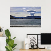 Lenicular Clouds Over Lake Wanaka ポスター (ホームオフィス)