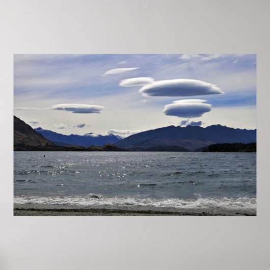 Lenicular Clouds Over Lake Wanaka ポスター (正面)