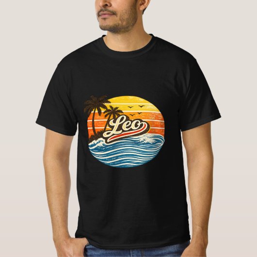 Leo Retro Sunset Name Design Tシャツ (正面)