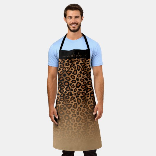 Leopardのパーソナライズグラデーションアニマルプリント エプロン (着用した状態)