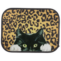 Leopardプリントの背景の猫