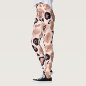 Leopardプリント、シームレス、ベージュの背景。 レギンス (左)