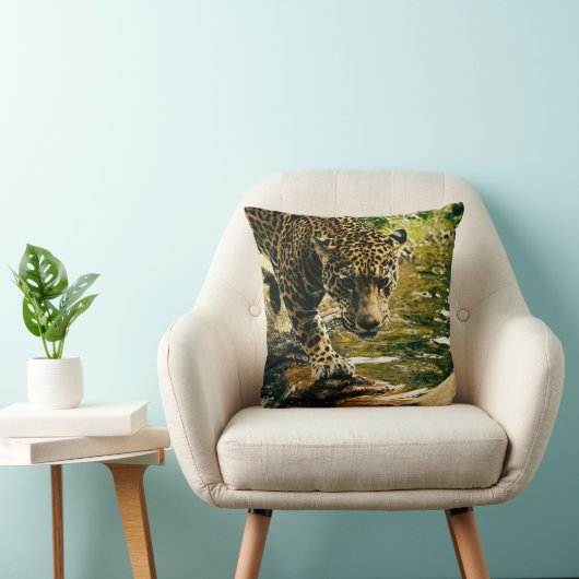 Leopard Crossing a Streamの写真 クッション (椅子)