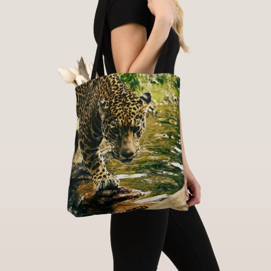 Leopard Crossing a Streamの写真 トートバッグ (クローズアップ)