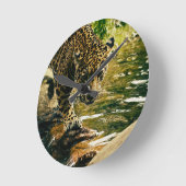 Leopard Crossing a Streamの写真 ラウンド壁時計 (傾斜)