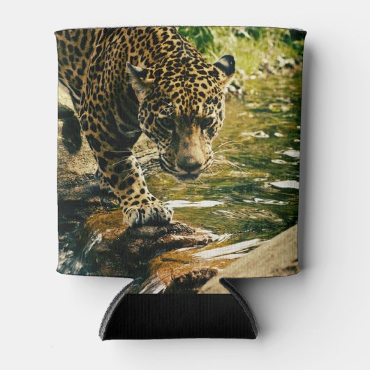 Leopard Crossing a Streamの写真 缶クーラー (正面)