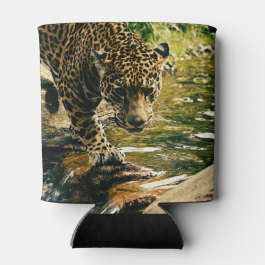 Leopard Crossing a Streamの写真 缶クーラー (裏面)