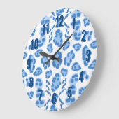 Leopard Ikat in Blue Porcelain ラージ壁時計 (傾斜)