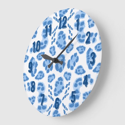 Leopard Ikat in Blue Porcelain ラージ壁時計 (傾斜)