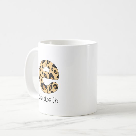 Leopard Printイニシャルe小文字と名前 コーヒーマグカップ (正面左)