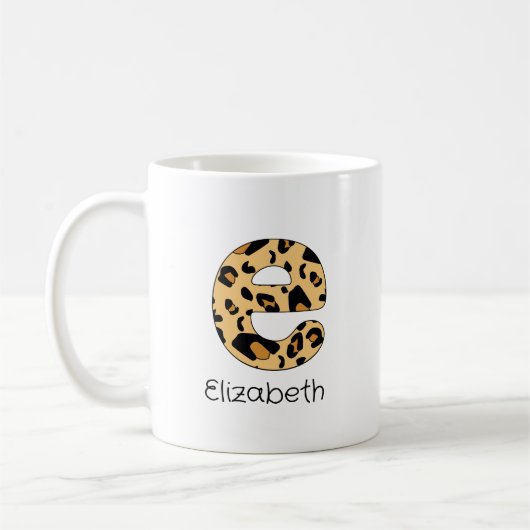 Leopard Printイニシャルe小文字と名前 コーヒーマグカップ (左)