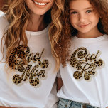 Leopard Print クール Mom Matching Mommy and Me Tシャツ<br><div class="desc">Leopard Printクール mom t-shirtと一致するkidバージョンが利用可能クール。このデザインは70年代の曲がったレトロモダンタイポグラフィを黒と茶色のアニマルプリントで持っている。母の日のTシャツや母と私のスタイルのマッチング服に最適な母と娘。</div>