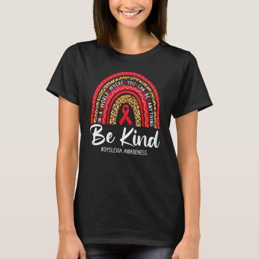 Leopard Rainbow Be Kind Red Ribbon Dyslexia Awaren Tシャツ (正面)