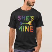 Lesbian Couple She s Mine I m Hers Matching LGBT P Tシャツ (正面)