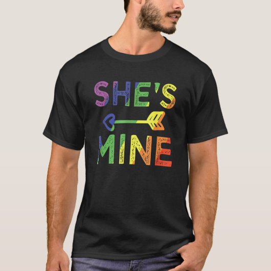 Lesbian Couple She s Mine I m Hers Matching LGBT P Tシャツ (正面)