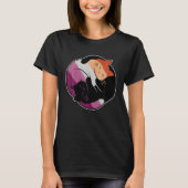 Lesbian Flag Yin Yang Cat LGB Gay Pride Subtle Dis Tシャツ (正面)