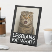 Lesbians Eat What Funny 台座サイン (インサイチュ)