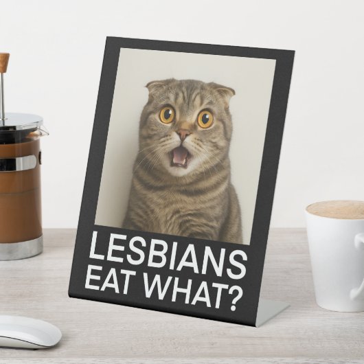 Lesbians Eat What Funny 台座サイン (インサイチュ)