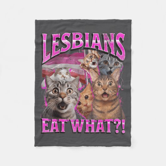 Lesbians Eat What_! Funny Cat Gay Pride Lgbtq Pun フリースブランケット (正面)