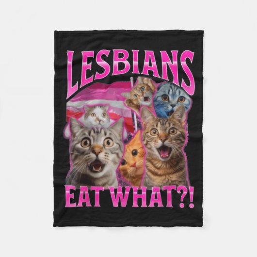 Lesbians Eat What_ Funny Cat Rude Gay Pride Lgbtq  フリースブランケット (正面)