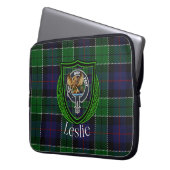 Leslie Scottish Clan Tartan and Crest  ラップトップスリーブ (正面左)
