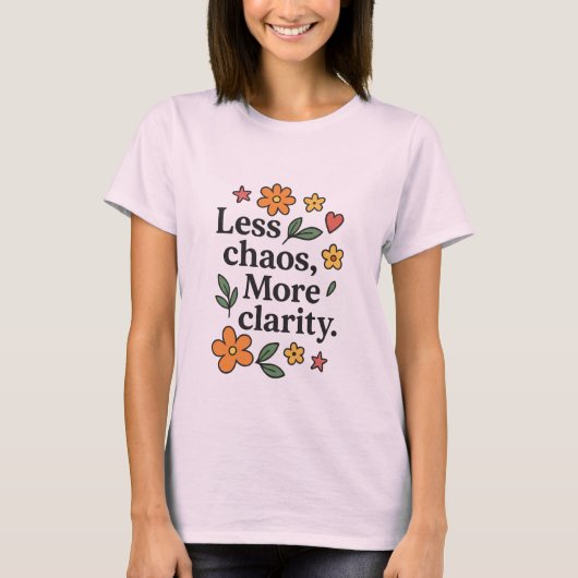 Less Chaos More Clarity – 女性向けポジティブな名言 Tシャツ (正面)
