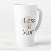 Less Is More – ミニマルモダン引用文デザイン カフェラテマグ (右アングル)