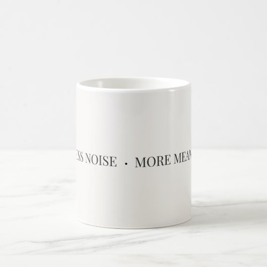 Less Noise More Meaning マグカップ – ミニマリスト (中央)