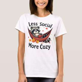 Less Social, More Cozy – ハンモックのラクーン Tシャツ