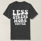 Less Stress More Coffee Funny Coffee Drinkers Tシャツ (デザイン正面)