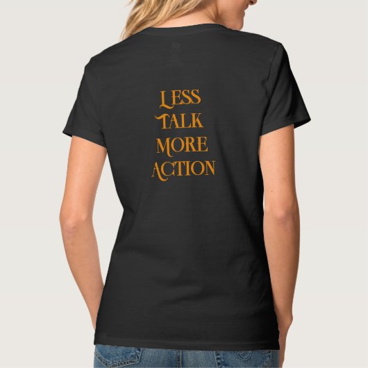 Less Talk More Action ミニマリスト タイポグラフィー Tシャツ (裏面)