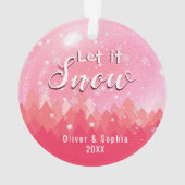 Let it Snow初めてのクリスマスフォトピンク オーナメント (裏面)