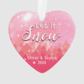 Let it Snow初めてのクリスマスフォトピンク オーナメント (裏面)
