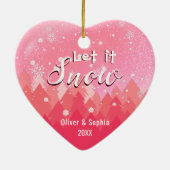 Let it Snow初めてのクリスマスフォトピンク セラミックオーナメント (裏面)