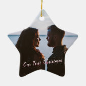 Let it Snow初めてのクリスマスフォトピンク セラミックオーナメント (正面)