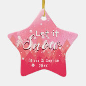 Let it Snow初めてのクリスマスフォトピンク セラミックオーナメント (裏面)