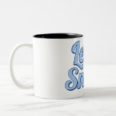 "Let It Snow Winter Mug - Perfect Holiday Gift" ツートーンマグカップ (左)