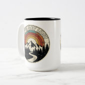 Let’s Get Lost Retro Mountain Adventure Outdoor ツートーンマグカップ (正面左)