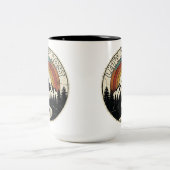 Let’s Get Lost Retro Mountain Adventure Outdoor ツートーンマグカップ (中央)