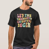 Let The Kindergarten Adventure Begin Back To Schoo Tシャツ (正面)