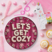 Let's Get Cozy Retro Cozy Home Typography ペーパープレート (パーティー)