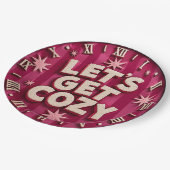 Let's Get Cozy Retro Cozy Home Typography ペーパープレート (アングル)