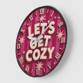 Let's Get Cozy Retro Cozy Home Typography ラージ壁時計 (傾斜)