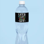 Let's Get Lit Christmasパーティー-おもしろいクリスマスライト ペットボトルラベル<br><div class="desc">私たちの'Let's Get Lit Christmasパーティーでフェスティバルの精神に入るおもしろい-クリスマスライト'デザイン!休日のお祝いにユーモアを追加するのに最適な、このよくはしゃぐデザインは鮮やか、クリスマスライトと集まりを照らす機知に富んだフレーズを備えている。あなたはのクリスマスパーティーの開催、醜いセーターイベントに出席するか、またはあなたの服装にいくつかの応援を持って来たいかどうか、このおもしろいとフェスティバルデザイン素晴らしは選択である。スタイルで大好きなカップルや家族や友祝人に最適な、このホリデーシーズンは必ずヒットする！</div>