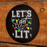 Let's Get Lit Christmasパーティー-おもしろいクリスマスライト ラウンドシール<br><div class="desc">私たちの'Let's Get Lit Christmasパーティーでフェスティバルの精神に入るおもしろい-クリスマスライト'デザイン!休日のお祝いにユーモアを追加するのに最適な、このよくはしゃぐデザインは鮮やか、クリスマスライトと集まりを照らす機知に富んだフレーズを備えている。あなたはのクリスマスパーティーの開催、醜いセーターイベントに出席するか、またはあなたの服装にいくつかの応援を持って来たいかどうか、このおもしろいとフェスティバルデザイン素晴らしは選択である。スタイルで大好きなカップルや家族や友祝人に最適な、このホリデーシーズンは必ずヒットする！</div>