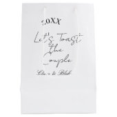 Let's toast the couple engagement wedding party ye ミディアムペーパーバッグ (裏面)