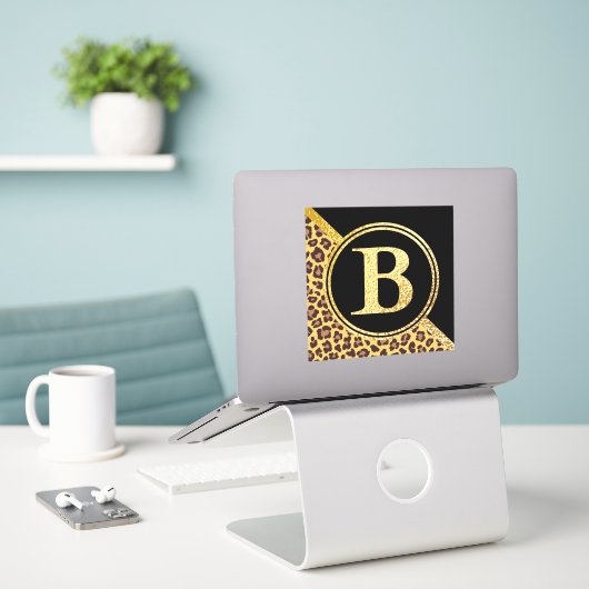 Letter B Monogram Leopard Print Gold and Black シール (デスク上のノートパソコン)