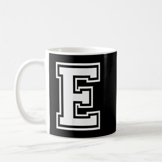 Letter E名前イニシャルVarsityアルファベットモノグラム コーヒーマグカップ (左)