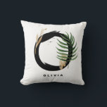 Letter Oモノグラムパーム葉トロピカル クッション<br><div class="desc">カスタマイズ可能な手紙Oモノグラムの枕は、水色の熱帯のパームの葉、フェイク金ゴールドフォイルの葉と黒い水色のブラシアクセントを特徴とする。名前や他の詳細を追加して、このトロピカルモノグラム枕をパーソナライズ。このボホレターOモノグラム枕は贈り物として完璧である。その他の文字も用意されている。</div>